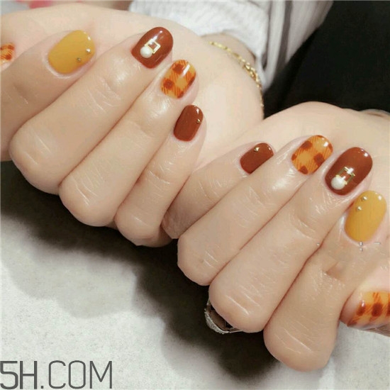 冬季美甲圖片焦糖色 涂指甲油的技巧和方法 冬季美甲圖片焦糖色 涂指甲油的技巧和方法