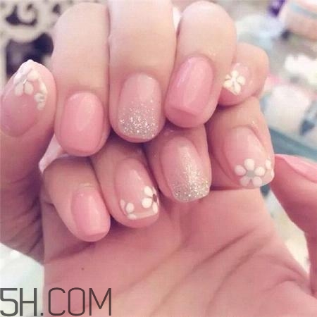 冬季美甲圖片焦糖色 涂指甲油的技巧和方法 冬季美甲圖片焦糖色 涂指甲油的技巧和方法