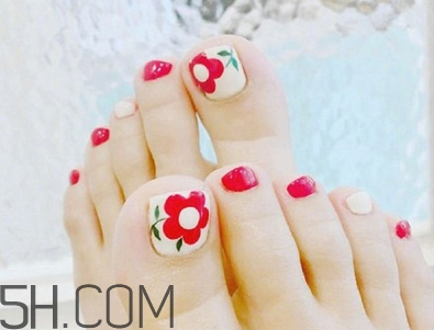 指甲油哪個(gè)牌子好？腳趾甲變色是怎么回事？