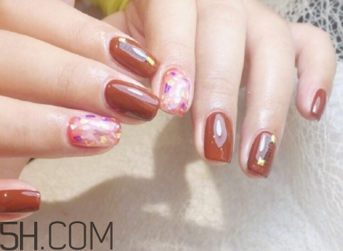 美甲后如何洗掉？秋冬焦糖色美甲圖片