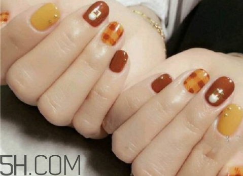 美甲后如何洗掉？秋冬焦糖色美甲圖片