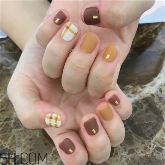 磨砂美甲圖片2018款式 簡(jiǎn)單的法式美甲圖片 磨砂美甲圖片2018款式 簡(jiǎn)單的法式美甲圖片