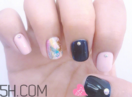 腳涂什么顏色指甲油好看？粉色四葉草貝殼美甲教程