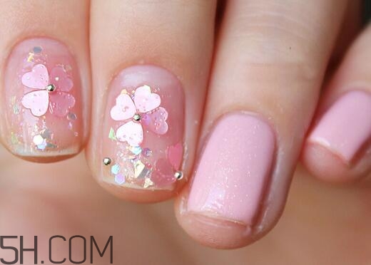 腳涂什么顏色指甲油好看？粉色四葉草貝殼美甲教程