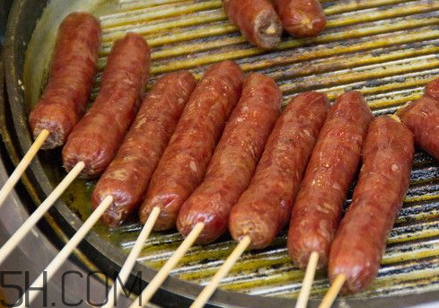 一根烤腸的熱量是多少 一根烤腸多少卡路里 一根烤腸的熱量是多少 一根烤腸多少卡路里