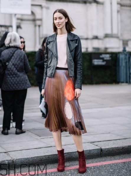 焦糖色半身裙怎么搭配？焦糖色半身裙搭配圖片