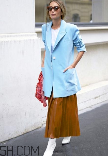 焦糖色半身裙怎么搭配？焦糖色半身裙搭配圖片