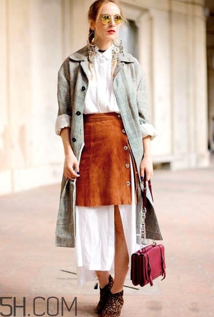 焦糖色半身裙怎么搭配？焦糖色半身裙搭配圖片