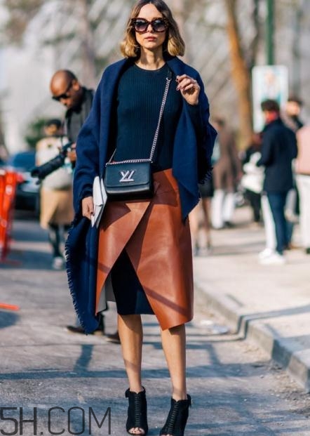 焦糖色半身裙怎么搭配？焦糖色半身裙搭配圖片