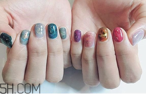 手黑涂什么顏色顯手白？美甲容易脫落的原因