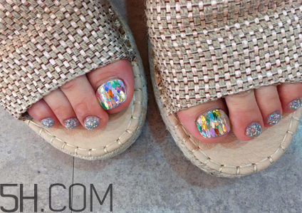 手黑涂什么顏色顯手白？美甲容易脫落的原因