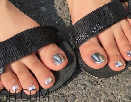 腳涂什么顏色指甲油好看？粉色四葉草貝殼美甲教程