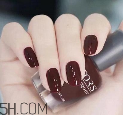 手黑適合做什么美甲好看？手膚色暗沉適合的指甲油