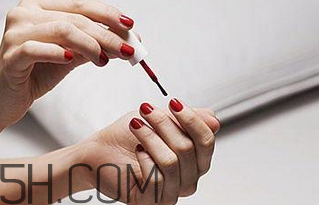 指甲油涂到手上怎么辦？如何涂指甲油不出邊？