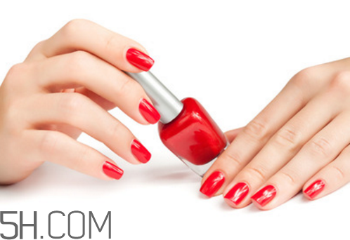 指甲油涂到手上怎么辦？如何涂指甲油不出邊？