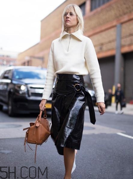 焦糖色包包配什么顏色好看？焦糖色包包搭配圖片