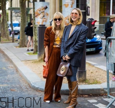 焦糖色包包配什么顏色好看？焦糖色包包搭配圖片