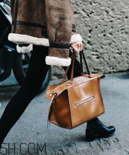 焦糖色包包配什么顏色好看？焦糖色包包搭配圖片