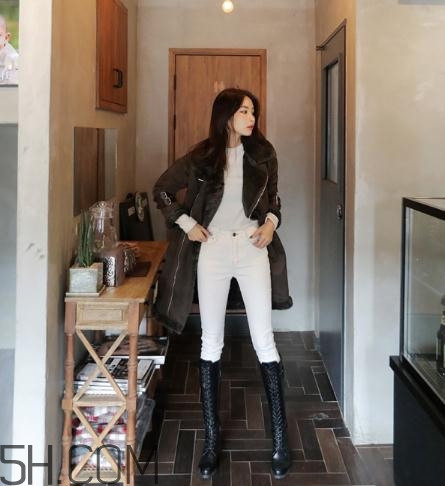 冬天白色褲子配什么鞋？冬天白色褲子搭配鞋子圖片