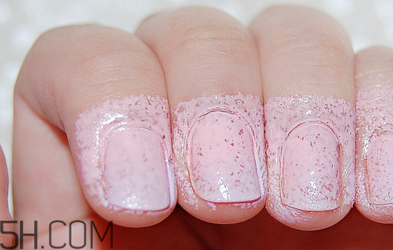 粉色漸變美甲怎么做？皮膚黑適合什么顏色的指甲油？