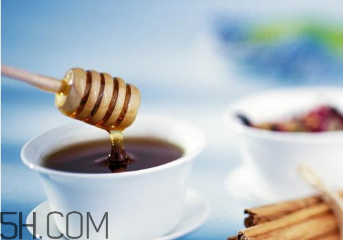 一勺蜂蜜多少克 一勺蜂蜜加多少水合適 一勺蜂蜜多少克 一勺蜂蜜加多少水合適