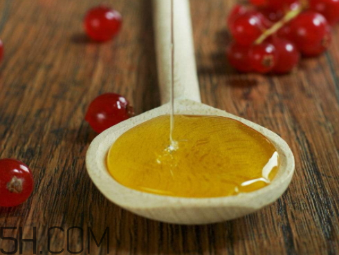 一勺蜂蜜多少克 一勺蜂蜜加多少水合適 一勺蜂蜜多少克 一勺蜂蜜加多少水合適