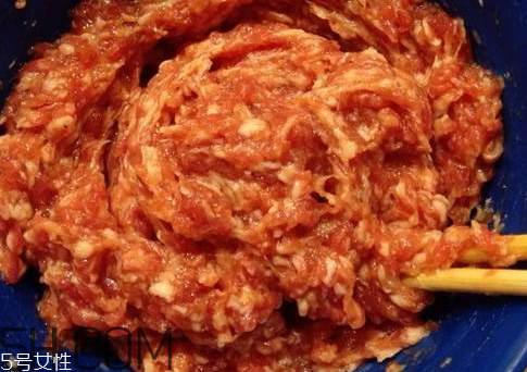 一斤肉餡放多少水 一斤豬肉餡放多少水 一斤肉餡放多少水 一斤豬肉餡放多少水