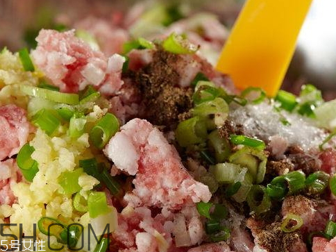 一斤肉餡放多少水 一斤豬肉餡放多少水 一斤肉餡放多少水 一斤豬肉餡放多少水