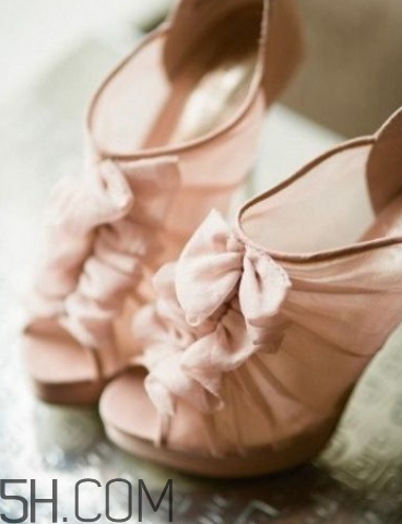 2018年流行什么顏色的婚鞋？2018年流行什么婚鞋款式