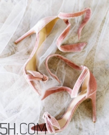 2018年流行什么顏色的婚鞋？2018年流行什么婚鞋款式