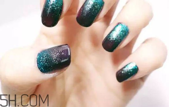 粉色漸變美甲怎么做？皮膚黑適合什么顏色的指甲油？