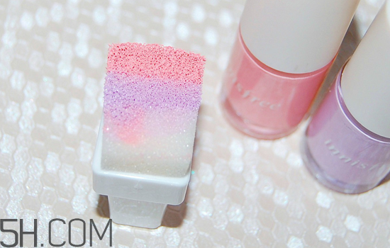 粉色漸變美甲怎么做？皮膚黑適合什么顏色的指甲油？