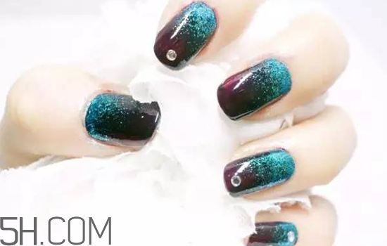 粉色漸變美甲怎么做？皮膚黑適合什么顏色的指甲油？