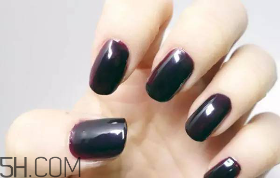 粉色漸變美甲怎么做？皮膚黑適合什么顏色的指甲油？