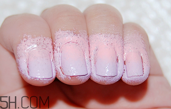 粉色漸變美甲怎么做？皮膚黑適合什么顏色的指甲油？