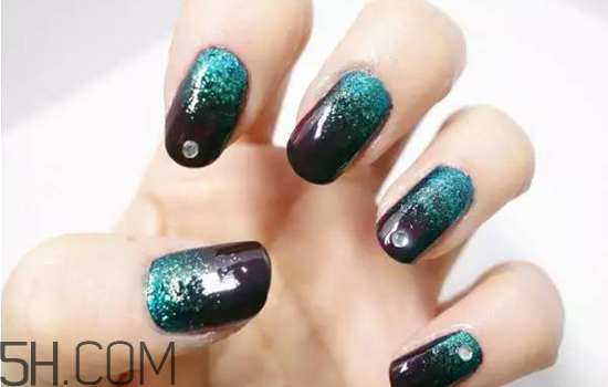 粉色漸變美甲怎么做？皮膚黑適合什么顏色的指甲油？