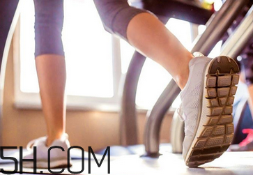 在跑步機(jī)上可以光腳跑嗎？跑步機(jī)有什么注意事項(xiàng)嗎？