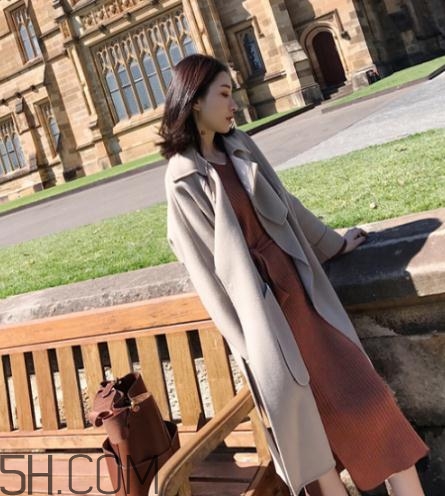 焦糖色連衣裙配什么外套？焦糖色連衣裙搭配圖片