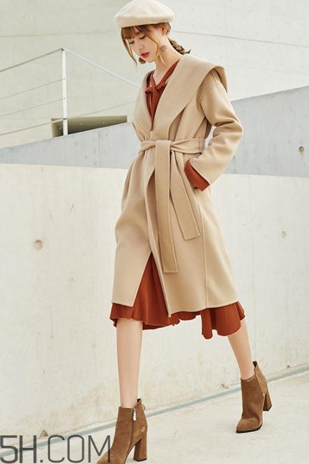 焦糖色連衣裙配什么外套？焦糖色連衣裙搭配圖片