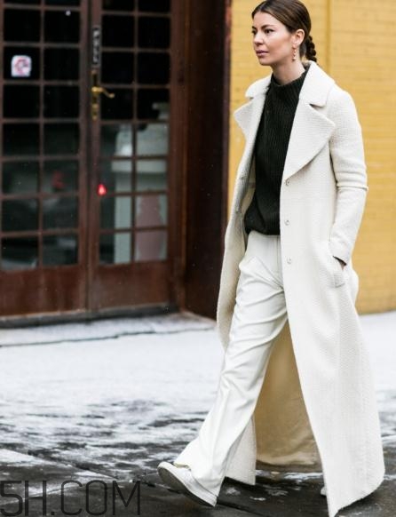 白色喇叭褲搭什么上衣？白色喇叭褲搭配圖片