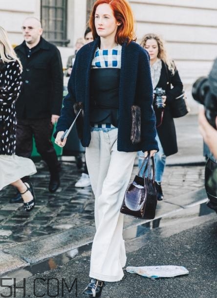 白色喇叭褲搭什么上衣？白色喇叭褲搭配圖片