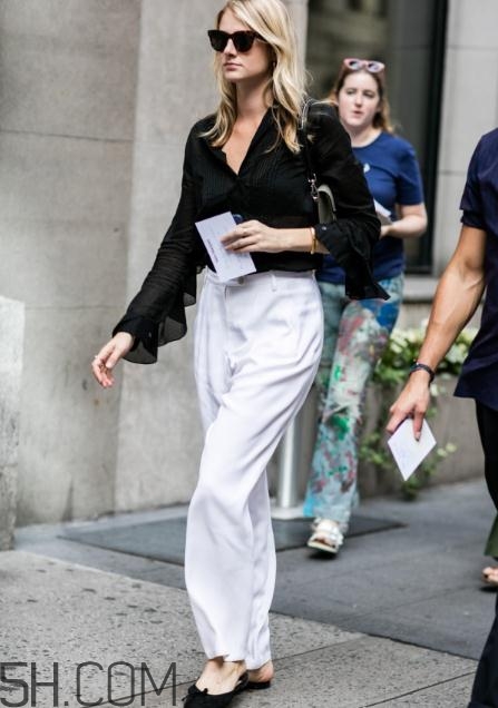 白色喇叭褲搭什么上衣？白色喇叭褲搭配圖片