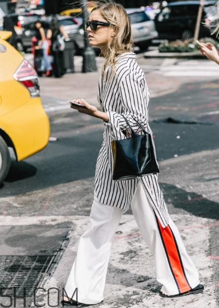 白色喇叭褲搭什么上衣？白色喇叭褲搭配圖片