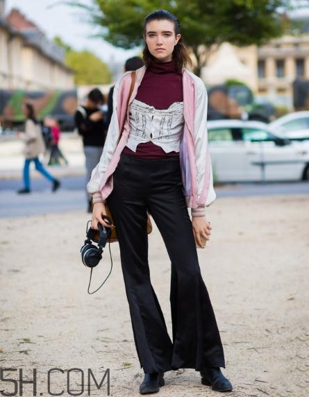 黑色喇叭褲搭什么上衣？黑色喇叭褲搭配上衣圖片