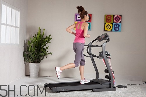 跑步機和戶外跑步哪個效果好？跑步機和戶外跑步有什么區(qū)別？