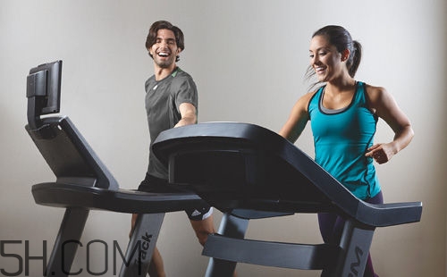 跑步機和戶外跑步哪個效果好？跑步機和戶外跑步有什么區(qū)別？