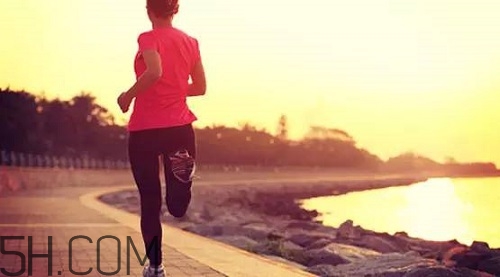 跑步機和戶外跑步哪個效果好？跑步機和戶外跑步有什么區(qū)別？