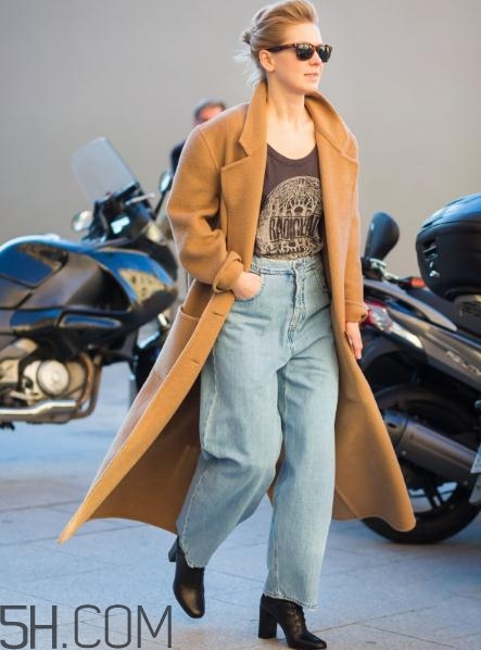 牛仔闊腿褲冬天怎么搭配？冬天牛仔闊腿褲搭配圖