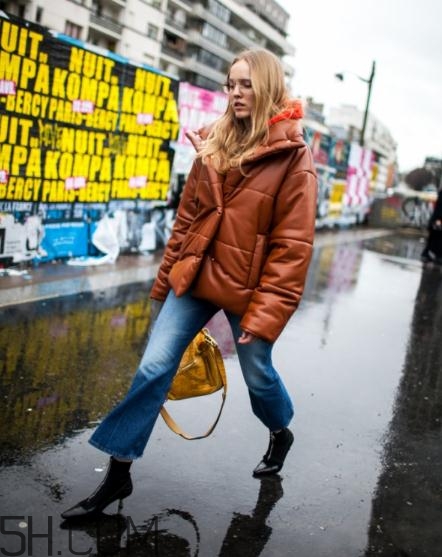 牛仔闊腿褲冬天怎么搭配？冬天牛仔闊腿褲搭配圖