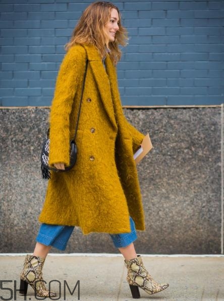 牛仔闊腿褲冬天怎么搭配？冬天牛仔闊腿褲搭配圖